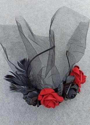 Обруч з чорними та червоними трояндами з вуаллю до хеловіну6 фото