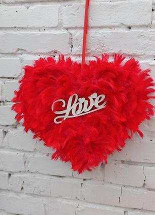 Красное сердце из перьев - декор ко дню святого валентина на дверь, стену,