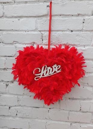 Красное сердце из перьев - декор ко дню святого валентина на дверь, стену,