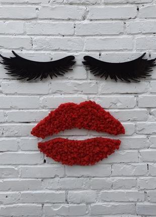 Червоні губи з моху та вії як декор в салон краси. логотип на стіну в салон, студію краси.