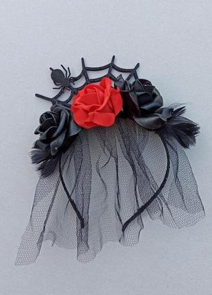 Обруч с черными и красными розами и небольшой вуалью. обруч к хеллоуину.7 фото
