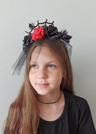 Обруч з чорними та червоними трояндами та невеличкою вуаллю. обруч до хеловіну.4 фото