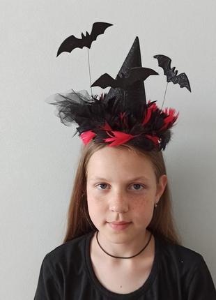 Шляпка ведьмы с перьями и летучими мышами на обруче. аксессуар к хеллоуину (хеллоуина).2 фото