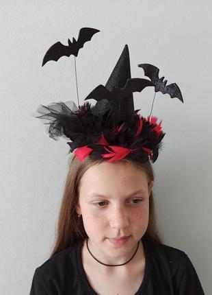 Шляпка ведьмы с перьями и летучими мышами на обруче. аксессуар к хеллоуину (хеллоуина).4 фото