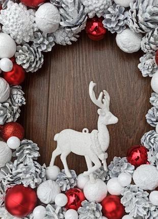 Белый с красным новогодний рождественский венок на дверь 36 см5 фото
