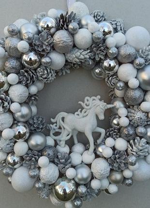 Срібно-білий новорічний вінок на двері