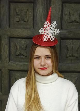 Новорічний червоний глітерний капелюшок зі сніжинкою. новорічний обруч