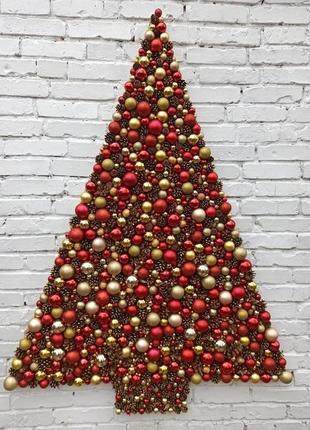 Новогодняя різдаяна елка на стену из шаров и шишек. новогодний декор для заведений2 фото