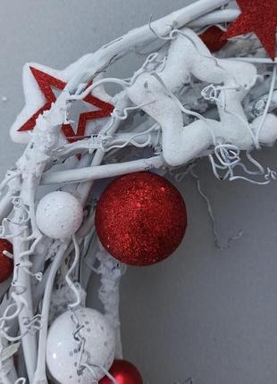 Білий з червоним новорічний різдвяний вінок на двері2 фото