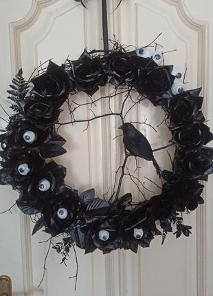 Чорний декоративний вінок з чорними трояндами та вороном до хелловіну (хеллуїну)