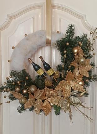Изысканный золотистый новогодний венок на дверь с пуансетиями6 фото