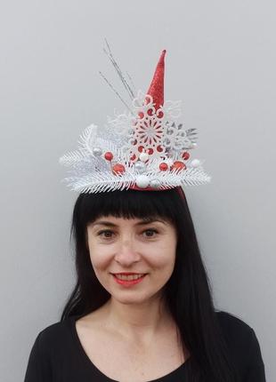 Новорічний червоний капелюшок на обручі з декором. новорічні аксесуари2 фото