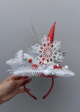 Новорічний червоний капелюшок на обручі з декором. новорічні аксесуари5 фото