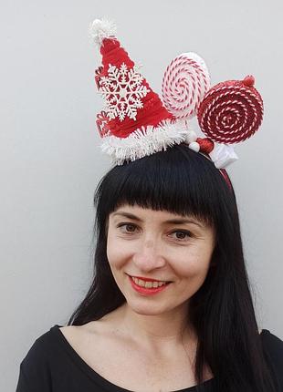 Новорічний аксесуар - червоний капелюшок санти та цукерки на обручі