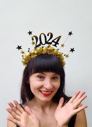 Яскравий новорічний обруч для зустрічі 2024 з кульками та зірками2 фото