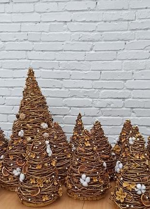 Золотиста новорічна ялинка на стіл з виноградної лози