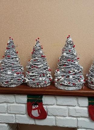 Біла новорічна ялинка на стіл з червоними ягодами 32 см