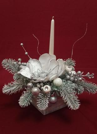 Срібна з білим новорічна композиція зі свічкою на стіл3 фото