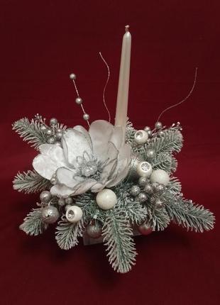 Срібна з білим новорічна композиція зі свічкою на стіл