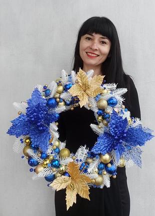 Жовто-блакитний новорічний вінок на двері стіну