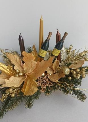 Золотистая новогодняя композиция с шампанским и со свечами на стол.4 фото