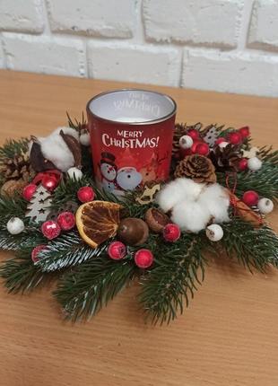 Різдвяна свічка. різдвяна композиція зі свічкою на стіл