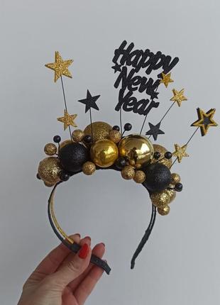 Новорічний обруч з золотими а чорними кульками та написом happy new year4 фото