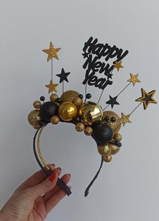 Новорічний обруч з золотими а чорними кульками та написом happy new year5 фото