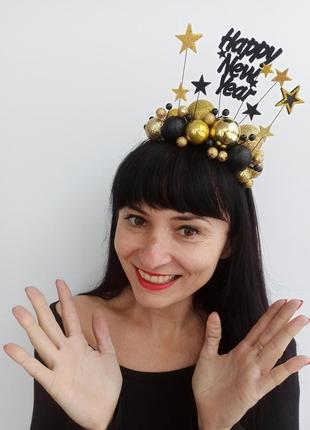 Новорічний обруч з золотими а чорними кульками та написом happy new year3 фото