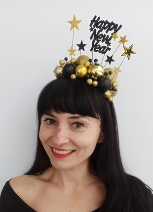 Новорічний обруч з золотими а чорними кульками та написом happy new year2 фото