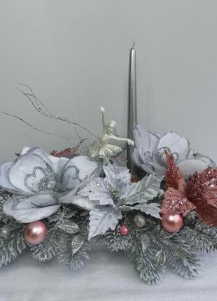 Новогодняя серебряная с розовыми цветами и балериной и свечей композиция на стол2 фото