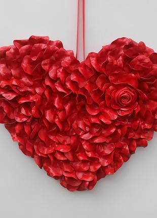 Декор ко дню Сентентина. красное сердце из лепестков роз