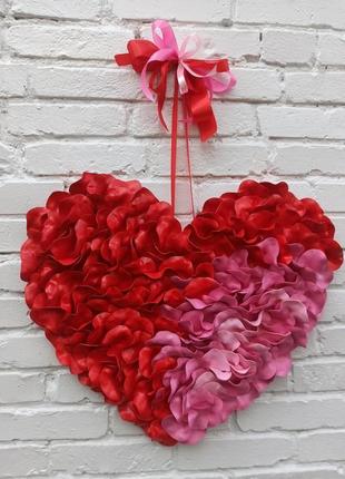 Серце з червоних та рожевих пелюстків троянд. декор до дня  валентина3 фото