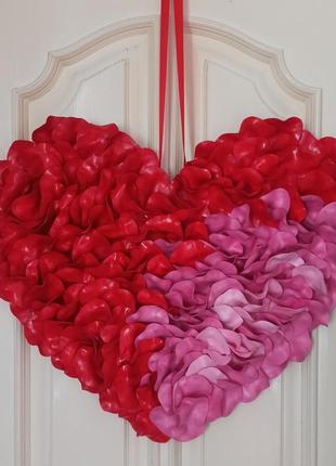 Серце з червоних та рожевих пелюстків троянд. декор до дня  валентина2 фото