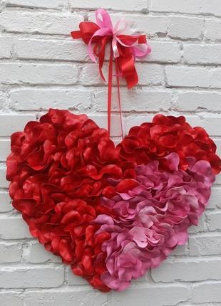 Серце з червоних та рожевих пелюстків троянд. декор до дня  валентина4 фото