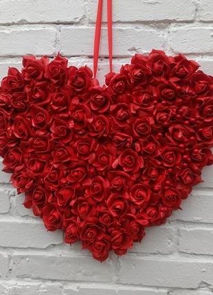 Декор до дня святого валентина. серце з червоних троянд