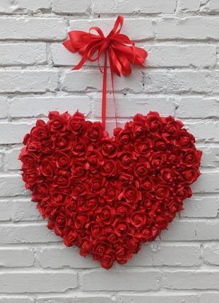 Декор до дня святого валентина. серце з червоних троянд4 фото