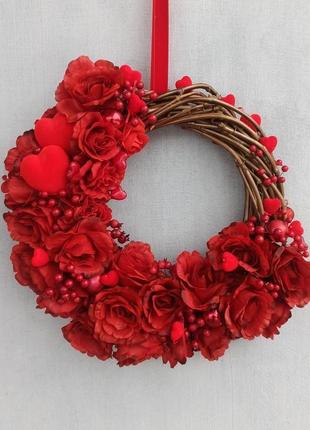Декор до дня валетина. вінок на двері з червоних троянд і червоних сердець8 фото