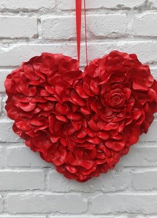 Декор до дня святого валентина червоне серце з пелюстків троянд4 фото