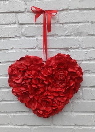 Декор ко дню 1,51 валентина красное сердечко из лепестков роз6 фото