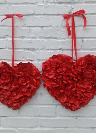 Декор до дня святого валентина червоне серце з пелюстків троянд3 фото