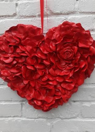 Декор до дня святого валентина червоне серце з пелюстків троянд