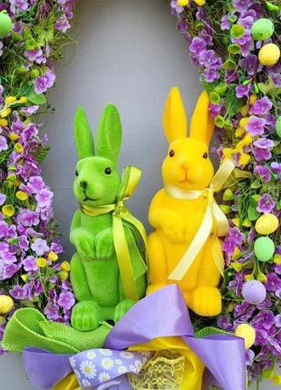 Весняний  декор. пурпурний весняний та великодній вінок у формі яйця з зайчиками та квітами9 фото