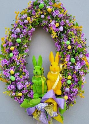 Весняний  декор. пурпурний весняний та великодній вінок у формі яйця з зайчиками та квітами2 фото