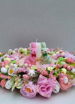 Великодня і весняна композиція на стіл зі свічкою та зайчиками