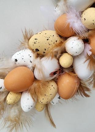 Великодній пасхальний вінок  з яйцями та пір'ям на двері чи стіну3 фото