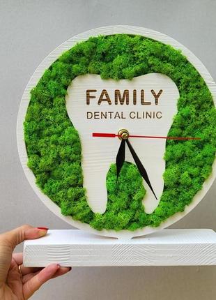 Круглий годинник на стіл з зубом та мохом в стоматологію. подарунок стоматологу