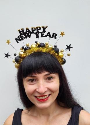 Новорічний обруч  з золотими та чорними кульками, зірками та написом щасливого  нового року