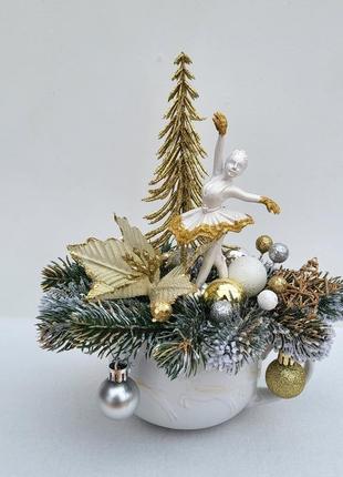 Новогодняя композиция с балериной и елкой в керамической кружке