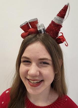 Новорічний обруч з червоними черевиками  санти, ялинкою та подарунками для дітей та підлітків